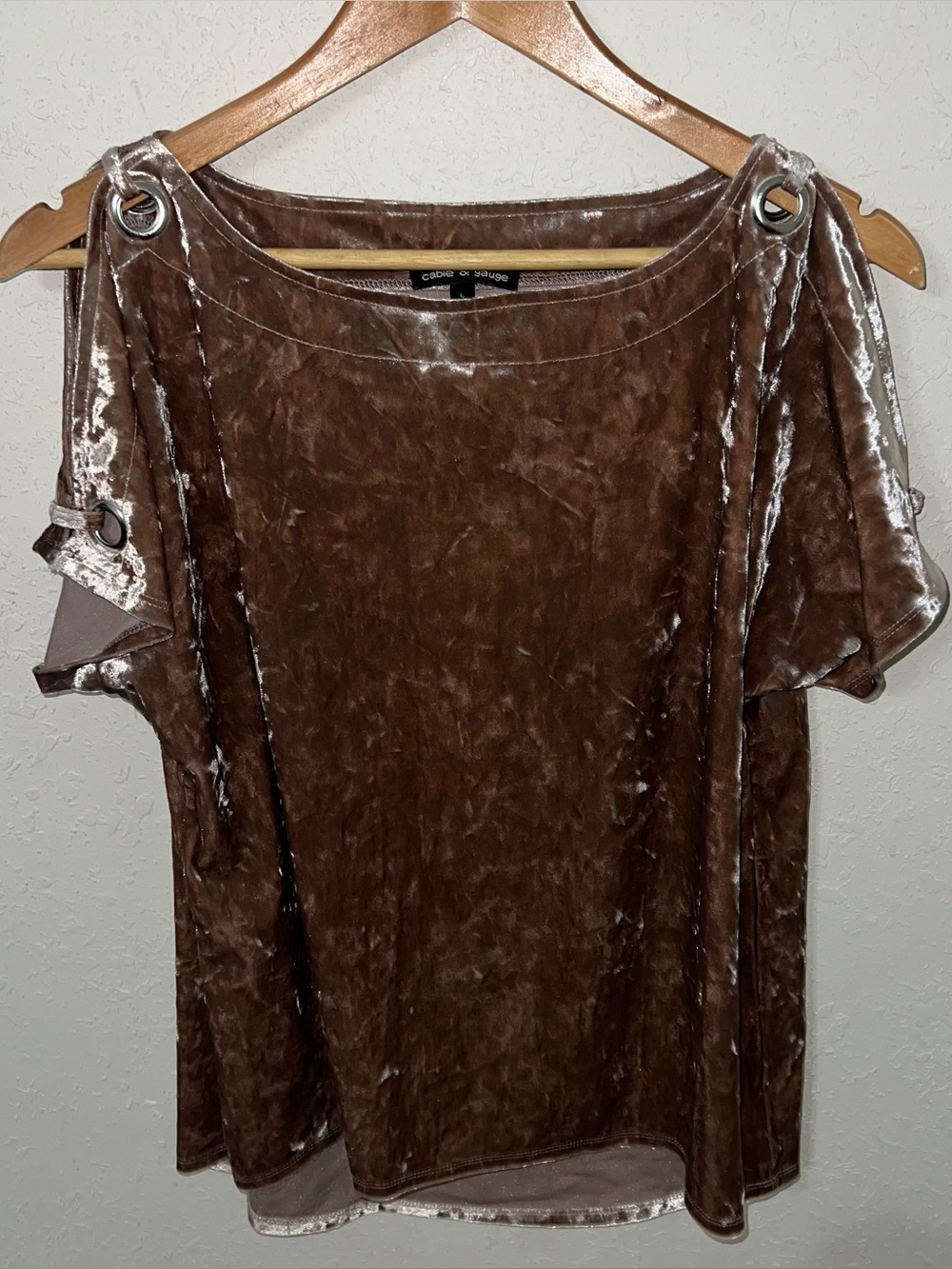 Cable And Gauge Crushed Velvet Taupe colored Grommet Detailed Blouse Size Large.